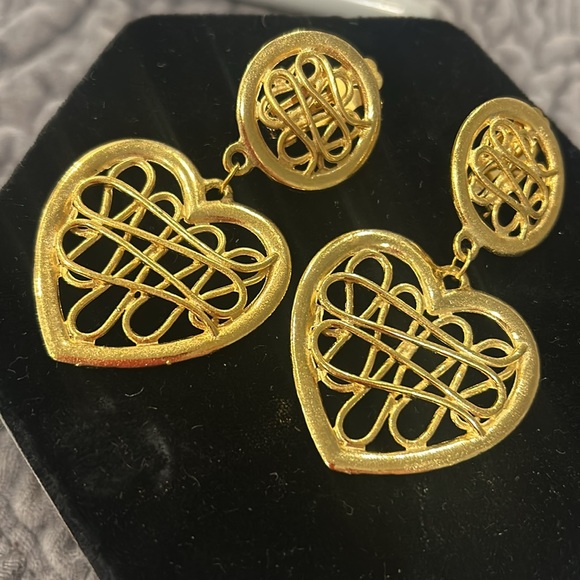 Vintage Matte Gold Leslie Block Heart Drop Clip on Earrings-Boutique - Picture 2 of 6